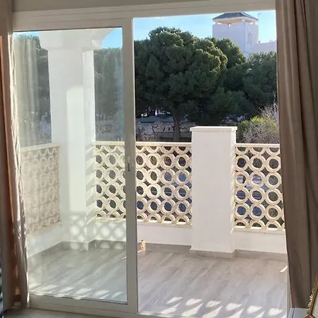 Апартаменты Lovely Tona Торремолинос